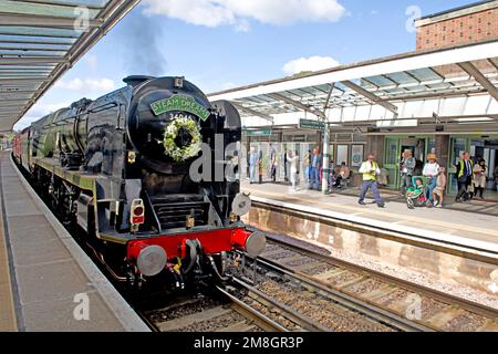 Dampflokomotive 34046 „Braunton“ am Bahnhof Chichester. Der Kranz wurde nach dem Tod von Königin Elisabeth II. Am 8. September getragen Stockfoto