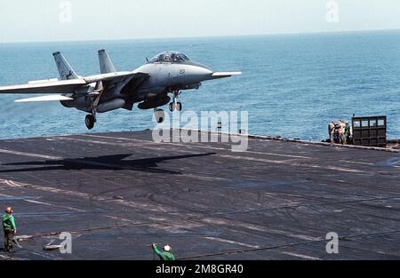 Ein Kampfgeschwader 21 (VF-21) F-14 Tomcat landet auf dem Flugzeugträger  USS INDEPENDENCE (CV-62). Die UNABHÄNGIGKEIT beteiligt sich an der  Operation Southern Watch