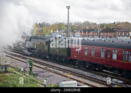 Konservierte Dampflokomotive, Battle of Britain Klasse 34067 'Tangmere' verlässt Tonbridge Station in Kent, Großbritannien mit einem speziellen Charterzug von London Stockfoto