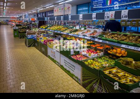 Fossano, Italien - 12. Januar 2023: Obstabteilung mit Verkaufsständen mit Äpfeln, Birnen und Kiwis-farbenen Früchten zum Verkauf in italienischem Lidl Stockfoto