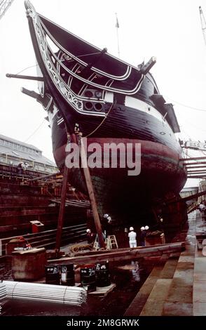 Arbeiter inspizieren die Kupferhülle, die den Rumpf der 44-Pistolen-Segelfregatte USS CONSTITUTION schützt, in einem Trockendock der Charleston Memorial Shipyard. Das Schiff wird für die zweihundertjährige Feier in den Jahren 1997-1998 vorbereitet. Die VERFASSUNG wurde am 21. Oktober 1797 ins Leben gerufen und ist das älteste Schiff, das noch auf der Navy-Liste steht. Basis: Boston Bundesstaat: Massachusetts (MA) Land: Vereinigte Staaten von Amerika (USA) Stockfoto