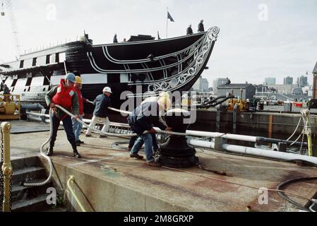 Arbeiter ziehen die 44-Pistolen-Fregatte USS CONSTITUTION im Trockendock der Charleston Memorial Shipyard. Das Schiff wird für die zweihundertjährige Feier in den Jahren 1997-1998 vorbereitet. Die VERFASSUNG wurde am 21. Oktober 1797 ins Leben gerufen und ist das älteste Schiff, das noch auf der Navy-Liste steht. Die Waffen, die Masten und die Takelage wurden entfernt. Basis: Boston Bundesstaat: Massachusetts (MA) Land: Vereinigte Staaten von Amerika (USA) Stockfoto