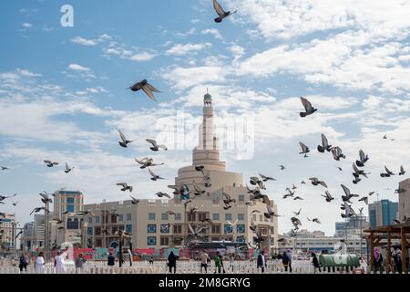 Blick auf das islamische Kulturzentrum der Fanar-Moschee vom Souk Waqif Doha Stockfoto