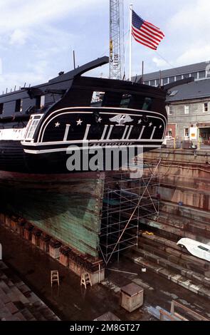 Blick auf das Heck der 44-Pistolen-Segelfregatte USS CONSTITUTION im Trockendock der Charleston Memorial Shipyard. Das Schiff wird für die zweihundertjährige Feier in den Jahren 1997-1998 vorbereitet. Die VERFASSUNG wurde am 21. Oktober 1797 ins Leben gerufen und ist das älteste Schiff, das noch auf der Navy-Liste steht. Das Ruder wurde entfernt. Basis: Boston Bundesstaat: Massachusetts (MA) Land: Vereinigte Staaten von Amerika (USA) Stockfoto