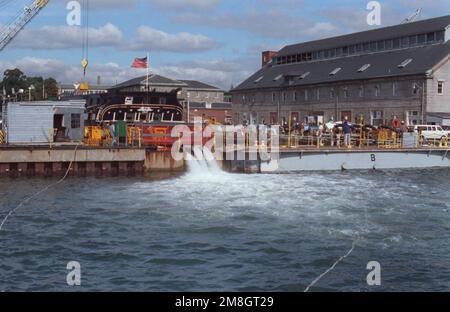 Das Wasser wird aus dem Trockendock gepumpt, in dem sich die 44-Pistolen-Fregatte USS CONSTITUTION an der Charleston Memorial Shipyard befindet. Das Schiff wird für die zweihundertjährige Feier in den Jahren 1997-1998 vorbereitet. Die VERFASSUNG wurde am 21. Oktober 1797 ins Leben gerufen und ist das älteste Schiff, das noch auf der Navy-Liste steht. Basis: Boston Bundesstaat: Massachusetts (MA) Land: Vereinigte Staaten von Amerika (USA) Stockfoto