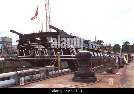 Ein Steuerbord-Blick auf die 44-Pistolen-Segelfregatte USS CONSTITUTION, die in einem Trockendock an der Charleston Memorial Shipyard festgemacht ist. Das Schiff wird für die zweihundertjährige Feier in den Jahren 1997-1998 vorbereitet. Die VERFASSUNG wurde am 21. Oktober 1797 ins Leben gerufen und ist das älteste Schiff, das noch auf der Navy-Liste steht. Die Waffen, die Masten und die Takelage wurden entfernt. Basis: Boston Bundesstaat: Massachusetts (MA) Land: Vereinigte Staaten von Amerika (USA) Stockfoto