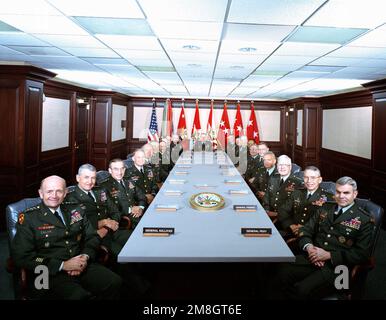 Gruppenfoto VON GENERAL Gordon R. Sullivan (rechts), STABSCHEF der Armee und Stab, einschließlich des Sekretärs der Armee Michael P. W. Stone (links). Im Uhrzeigersinn von unten links: Secretary Stone, GEN Dennis J. Reimer, Vice CHIEF of STAFF, GEN Edwin H. Burba Jr., Commander, Commander, Forces Command, GENERAL George A. Joulwan, Oberbefehlshaber, USA Southern Command, GEN Jimmy D. Ross, Commander, Army Material Command, GEN David M. Maddox, Commander, USA Army, Europe, LGEN Howard D. Graves, Commander, Military Academy, West Point, LGEN Donald M. Lionetti, Commander, Army Space and Strategic Defense Stockfoto