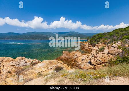 Plage de Cupabia, Südkorsika, Frankreich. Foto der Küstenlandschaft an einem sonnigen Tag. Cupabia Beach Stockfoto