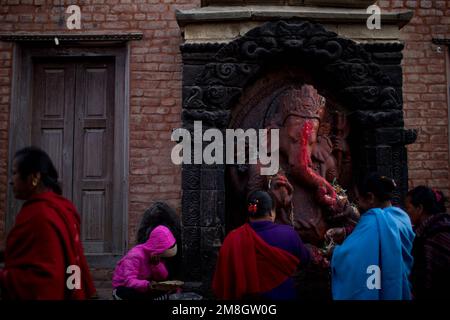 Bhaktapur, Nepal. 14. Januar 2023. Anhänger werden beim Madhav Narayan Festival in Bhaktapur, Nepal, am 14. Januar 2023 gesehen. Kredit: Sulav Shrestha/Xinhua/Alamy Live News Stockfoto