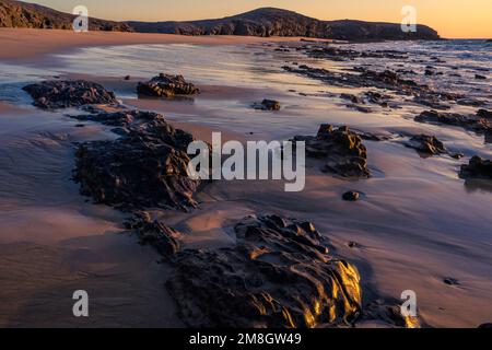 Felsformationen entlang des Strandes am Playa Caleta del Congrio, genießen Sie das frühmorgendliche Licht. Lanzarote. Stockfoto