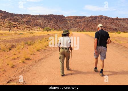 Twyfelfontein, Damaraland, Namibia - 05. Oktober 2018: Touristen in Twyfelfontein, Ort alter Felsstiche in der Kunene-Region im Nordwesten Stockfoto