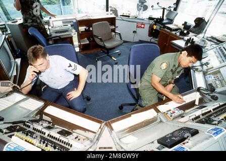 Flugkontrollbeamter 2. Klasse John Mahr weist SSGT Roque Exconde auf den USA an Flugverkehrskontrollverfahren der Marine im Flugverkehrskontrollturm zur Vorbereitung der Übergabe des Turms an die philippinische Luftwaffe. Subic Bay Metropolitan Authority übernimmt die Kontrolle über NAS, Cubi Point und Naval Station, Subic Bay. Basis: Marine Air Station, Cubi Point Staat: Luzon Land: Philippinen (PHL) Stockfoto