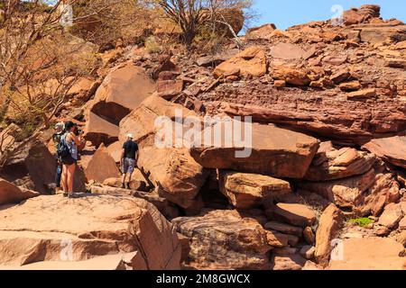 Twyfelfontein, Damaraland, Namibia - 05. Oktober 2018: Touristen in Twyfelfontein, Ort alter Felsstiche in der Kunene-Region im Nordwesten Stockfoto