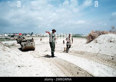 Beachmaster Markk Stewart, direkt AAVP-7A1 Amphibienfahrzeuge, die während DER OPERATION an Land kommen, STELLEN HOPE-Hilfsmaßnahmen WIEDER HER. Operation/Serie: WIEDERHERSTELLUNG DER HOFFNUNGSBASIS: Mogadischu-Land: Somalia (SOM) Stockfoto