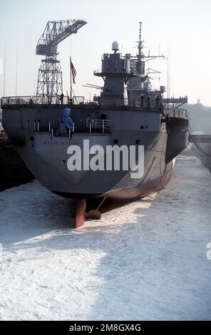 Trockendock Nr. 6 mit dem amphibischen Kommandoschiff USS BLUE RIDGE (LCC-19). Vor kurzem wurde eine planmäßige routinemäßige Wartung abgeschlossen, und das Schiff wird für Seeversuche vorbereitet. Basis: Marinewerkstatt, Yokosuka Land: Japan (JPN) Stockfoto