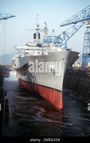 Trockendock Nr. 6 mit dem amphibischen Kommandoschiff USS BLUE RIDGE (LCC-19). Vor kurzem wurde eine planmäßige routinemäßige Wartung abgeschlossen, und das Schiff wird für Seeversuche vorbereitet. Basis: Marinewerkstatt, Yokosuka Land: Japan (JPN) Stockfoto