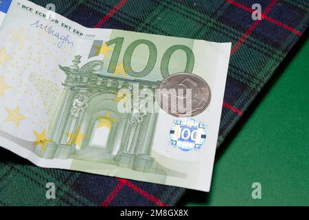 Eine Münze von 5 Rubel auf einem 100-Euro-Schein Stockfoto