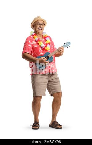 Längenporträt eines fröhlichen erwachsenen Mannes, der Ukulele-Instrument spielt, isoliert auf weißem Hintergrund Stockfoto