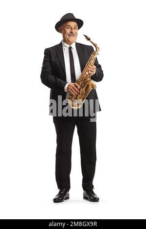 Porträt eines reifen, eleganten Musikers, der ein Saxofon auf weißem Hintergrund hält Stockfoto