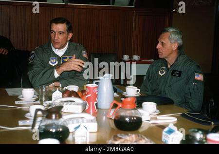 GEN. Robert C. Oaks, Oberbefehlshaber der US-Luftwaffe Europa, betont die Bedeutung der Tankmissionen zur Unterstützung der Operation. GEN. Oaks wird von COL informiert. Joseph Simeone, Commander der Tanker-Task Force und sein Stab. Betreff Operation/Serie: RESTORE HOPE Base: Trottel Land: Spanien (ESP) Stockfoto