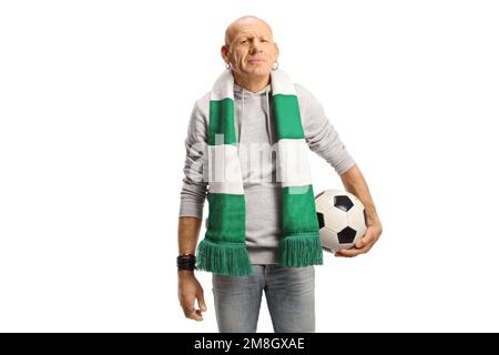 Ein Mann mit einem grün-weißen Schal und einem isolierten Fußball auf weißem Hintergrund Stockfoto