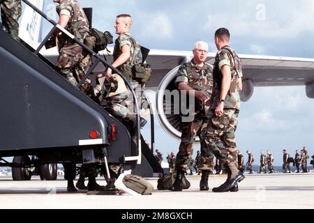 MAJ. GEN. Donald R. Gardner, kommandierender General, III Marine Expeditionary Force/Marine Corps Bases, Japan, schüttelt sich die Hand und spricht mit Mitgliedern des 12. Marineregiments, während sie an Bord eines Charterflugs zum Hauptquartier der I. Marine Expeditionary Force in Camp Pendleton, Kalifornien gehen Von Camp Pendleton werden die Marines nach Somalia transportiert, um an der Operation Restore Hope teilzunehmen. Betreff Operation/Serie: RESTORE HOPE Base: Kadena Air Base Staat: Okinawa Land: Japan (JPN) Stockfoto