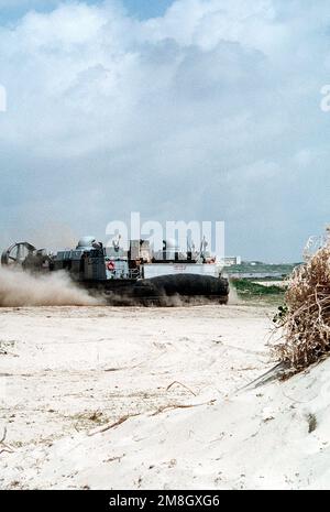 Das luftgedämpfte Landefahrzeug LCAC-5 verlässt den Strand in der Nähe des internationalen Flughafens Mogadischu auf dem Weg zum Dock-Landeschiff USS RUSHMORE (LSD-47) während der multinationalen Hilfsaktion Restore Hope. Operation/Serie: WIEDERHERSTELLUNG DER HOFFNUNGSBASIS: Mogadischu-Land: Somalia (SOM) Stockfoto