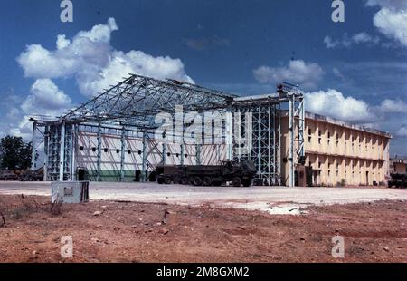Dieser verlassene Hangar auf einem ehemaligen sowjetischen Flugplatz in Beledogle Somalia wurde in das Hauptquartier der Luftwaffe der Marine umgewandelt. Als die ACE Marines einzogen, waren alle Kabel und das Metalldach des Hangars entfernt worden. Die einzigen Bewohner des Hangars waren Fledermäuse, die Zimmer für Zimmer geräumt werden mussten. Betreff Operation/Serie: RESTORE HOPE Base: Bale Dogle Country: Somalia (SOM) Stockfoto
