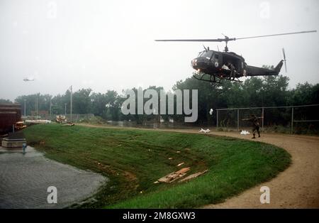 Ein UH-1-Hubschrauber der US Army National Guard entlädt Sandsäcke in der Kläranlage des Wasserwerks zur Verwendung beim Bau einer Mauer, um Hochwasser zurückzuhalten. (Genaues Datum unbekannt). Basis: Des Moines Staat: Iowa (IA) Land: Vereinigte Staaten von Amerika (USA) Stockfoto