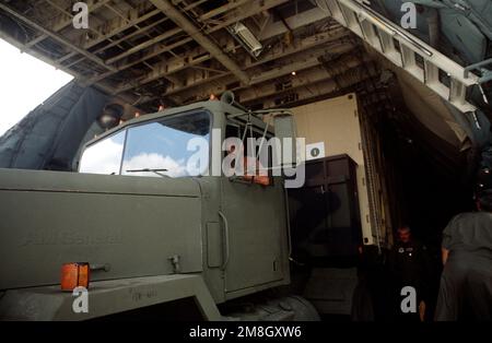 Ein Lkw wird auf eine USAF Reserve C-5 Galaxy mit Hilfsgütern für Iowa verladen. (Genaues Datum unbekannt). Basis: Montgomery Bundesstaat: Alabama (AL) Land: Vereinigte Staaten von Amerika (USA) Stockfoto