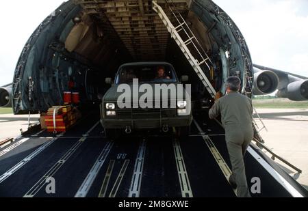 Ein Lkw wird auf einer USAF Reserve C-5 Galaxy nach Iowa zurückgefahren (genaues Datum unbekannt). Basis: Montgomery Air National Guard Bundesstaat: Alabama (AL) Land: Vereinigte Staaten von Amerika (USA) Stockfoto