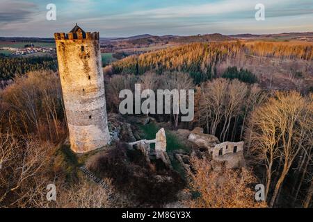 Aus der Vogelperspektive sehen Sie die Ruine der Gotik-Renaissance-Burg Selmberk in der Nähe des Dorfes Mlada Vozice, Tschechische republik. Sie steht auf einem Felsen, ihr Turm ist dominant Stockfoto
