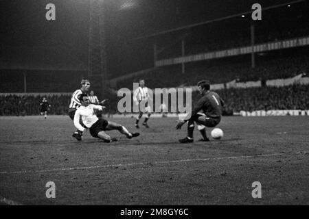 Dateifoto vom 25.-09-1968 von Jimmy Greaves (l) erzielt das erste Tor für Tottenham Hotspur, das von John Newman (hinter Greaves) von Exeter City und ihrem Torwart Peter Shearing (r) während des Football League Cup, 3. Round Game in der White Hart Lane gesehen wurde. Harry Kane ist nur einen Katzensprung entfernt, um Tottenhams bester Torschütze zu werden, aber laut dem ehemaligen Teamkollegen Terry Dyson wird der verstorbene Jimmy Greaves immer den „Vorteil“ über ihm und anderen großen Stürmen haben. Ausgabedatum: Samstag, 14. Januar 2023. Stockfoto