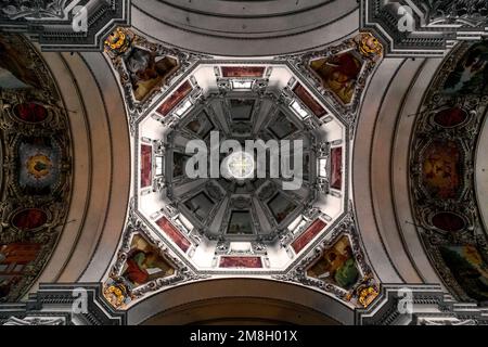 SALZBURG, ÖSTERREICH - 21. MAI 2019: Dies ist ein Blick von innen auf die Hauptkuppel der Kathedrale. Stockfoto