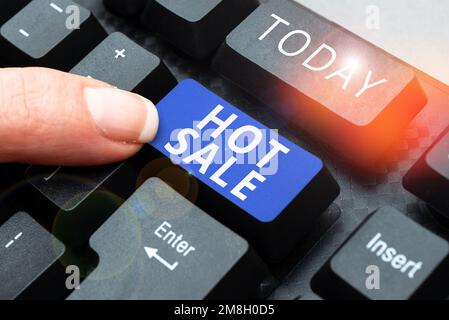 Schreiben mit Text „Hot Sale“. Geschäftsidee Produkte zu einem hohen Preis Black Friday Stockfoto