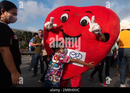 Bangkok, Thailand. 14. Januar 2023. Ein Kind umarmt ein Maskottchen während des Thailand Children's Day im Regierungsgebäude in Bangkok. (Foto: Peerapon Boonyakiat/SOPA Images/Sipa USA) Guthaben: SIPA USA/Alamy Live News Stockfoto