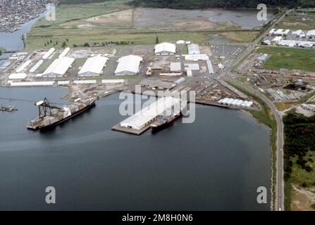Blick auf zwei Handelsschiffe, die vom militärischen Sealift-Kommando (MSC) gechartert wurden und im Depot festgemacht sind. Das ist das Containerschiff PRESIDENT ADAMS, Left, und der Frachter NANCY LYKES. Basis: Naval Supply Depot, Subic Bay Bundesstaat: Luzon Land: Philippinen (PHL) Stockfoto