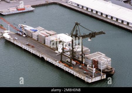 Ein Hafenviertel-Blick auf das Containerschiff PRÄSIDENT KENNEDY. Das Schiff wird vom militärischen Sealift-Kommando (MSC) gechartert. Basis: Naval Supply Depot, Subic Bay Bundesstaat: Luzon Land: Philippinen (PHL) Stockfoto