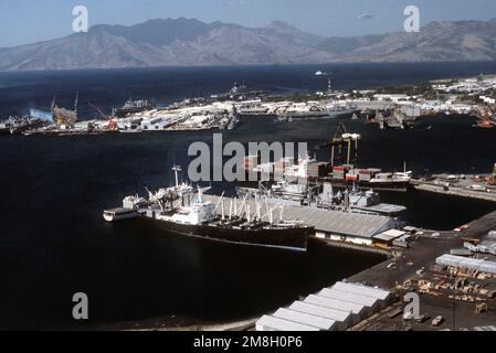 Blick auf vier Schiffe, die im Depot vor Anker liegen. Es handelt sich dabei von oben nach unten um das Containerschiff PRÄSIDENT KENNEDY, das Kampfladenschiff USNS SPICA (T-AFS-9), ein CHAUVENET-Klassenvermessungsschiff (AGS) und einen nicht identifizierten Frachter. PRÄSIDENT KENNEDY und der Frachter werden vom militärischen Sealift-Kommando (MSC) gechartert. Basis: Naval Supply Depot, Subic Bay Bundesstaat: Luzon Land: Philippinen (PHL) Stockfoto