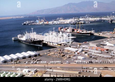Blick auf vier Schiffe, die im Depot vor Anker liegen. Es handelt sich dabei von links nach rechts um einen unbekannten Frachter, ein CHAUVENET-Klassenvermessungsschiff (AGS), das Kampfladenschiff USNS SPICA (T-AFS-9) und das Containerschiff PRÄSIDENT KENNEDY. Der Frachter und PRÄSIDENT KENNEDY werden vom militärischen Sealift-Kommando (MSC) gechartert. Basis: Naval Supply Depot, Subic Bay Bundesstaat: Luzon Land: Philippinen (PHL) Stockfoto