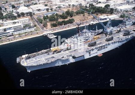 Ein Hafenbogenblick auf das amphibische Sturmschiff USS OKINAWA (LPH-3), das an einem Pier festgemacht ist. Basis: Marinestützpunkt, Subic Bay Staat: Luzon Land: Philippinen (PHL) Stockfoto