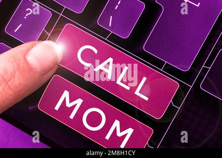 Text, der Inspiration zeigt. Ruf Mom an. Konzeptfoto beim Versuch, mit der Mutter über das Smartphone zu kommunizieren Stockfoto