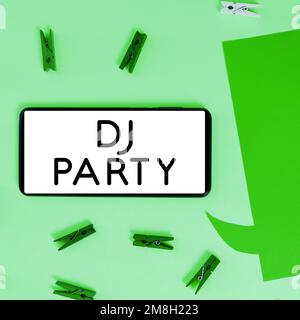 Inspiration mit dem Schild DJ Party, Business Idea Person, der aufgezeichnete populäre Musik im Radio vorstellt und spielt Stockfoto