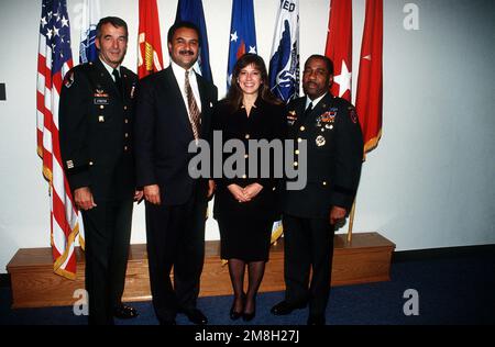 Einführungskomitee der Streitkräfte hinter den Kulissen. Von links nach rechts: MGEN Streeter, CHIEF of STAFF Armed Forces Inaugural Committee; Ron Brown, National Chariman des Demokratischen Komitees und Vorsitzender des Präsidentschaftseinführungskomitees; Frau Livingston, Unterstaatssekretärin der Armee, und BGEN Robert L. Stephens posieren für ein informelles Gruppenporträt. Basis: Washington State: District of Columbia (DC) Land: Vereinigte Staaten von Amerika (USA) Stockfoto