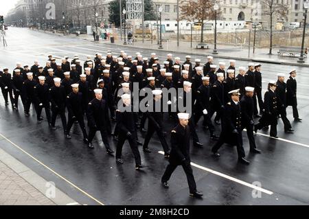 Üben Sie Die Eröffnungsfeier. Parade der US Navy Company (Ceremonial Guard) am Freedom Plaza. Basis: Washington State: District of Columbia (DC) Land: Vereinigte Staaten von Amerika (USA) Stockfoto