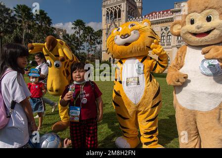 Bangkok, Thailand. 14. Januar 2023. Während des thailändischen Kindertages im Regierungsgebäude in Bangkok wurden Kinder neben dem Maskottchen gesehen. Kredit: SOPA Images Limited/Alamy Live News Stockfoto