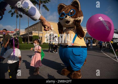 Bangkok, Thailand. 14. Januar 2023. Kinder, die während des thailändischen Kindertags neben einem Maskottchen im Regierungsgebäude in Bangkok gesehen wurden. Kredit: SOPA Images Limited/Alamy Live News Stockfoto