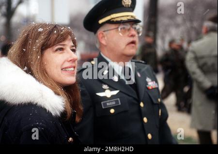 Frau Livingston, Unterstaatssekretärin der Armee für... und LTC Russo vom Eröffnungskomitee der Streitkräfte (AFIC), besichtigen die Parade während der Eröffnungsfeier am 10. 1993. Januar. Basis: Washington State: District of Columbia (DC) Land: Vereinigte Staaten von Amerika (USA) Stockfoto
