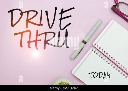 Handgeschriebenes Schild Drive Thru. Geschäftsübersicht, wo Sie die Art des Service erhalten können, indem Sie ihn durchfahren Stockfoto