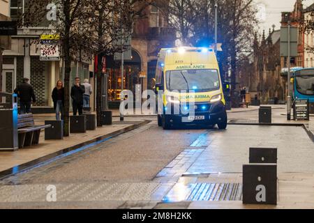 Preston NHS Lancashire, Vereinigtes Königreich, 14. Januar 2023. Wetter in Großbritannien. Rettungsfahrzeuge reagieren auf einen verletzten, rauen Schläfer, an einem nassen Tag im Stadtzentrum von Preston, Credit; MediaWorldImages/alamyLiveNews Stockfoto